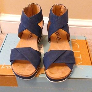 Life stride Zoom Navy Sandals 6M
